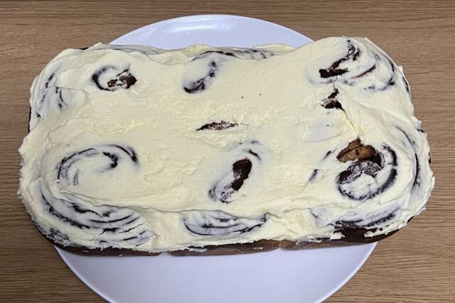 写真:皿に出した「グーイーシナモンロール」