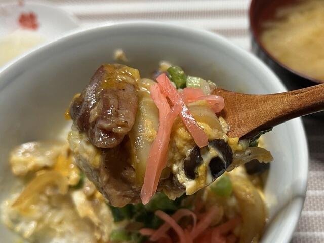 写真:「焼き鳥親子丼」をもうひとくち