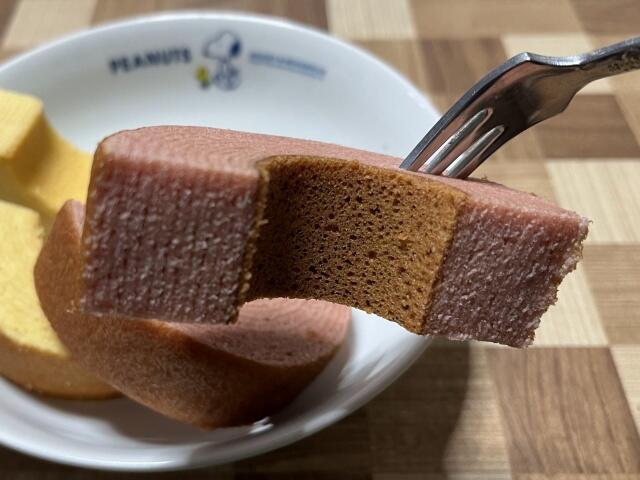 写真:「しっとりなめらかおとなのばうむ。いちご」をひとくち