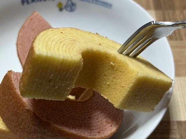 写真:「しっとりなめらかおとなのばうむ。」をひとくち