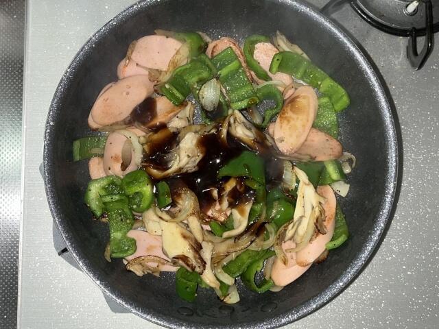 写真:「ソーセージ野菜炒め」を作る