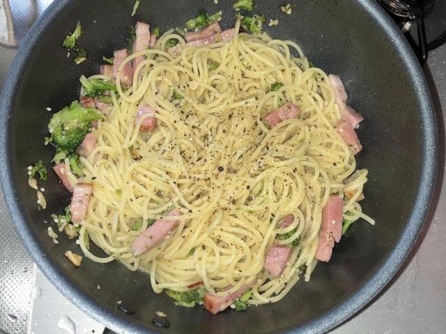 写真:茹でたスパゲティを混ぜ合わせる