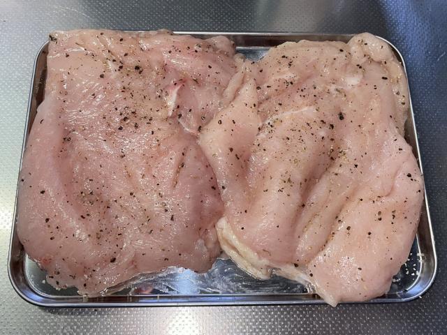 写真:鶏むね肉の準備