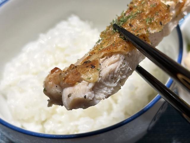 写真:「チキンステーキ」をもうひとくち