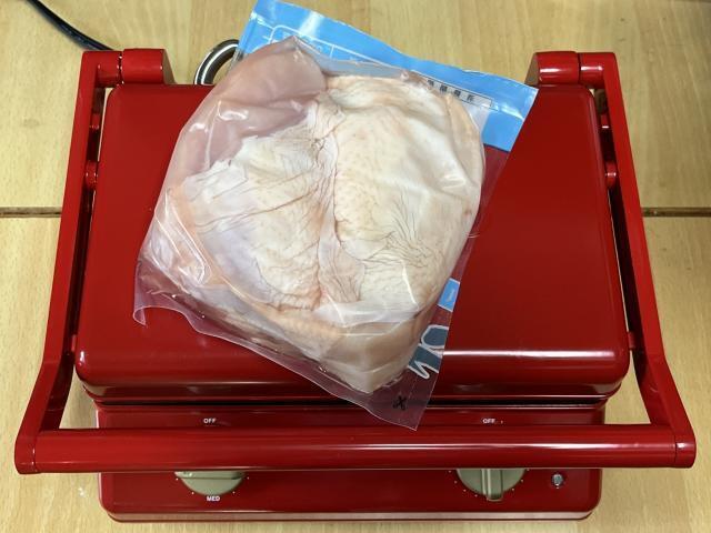 写真:ブルーノ「グリルサンドメーカー」とコストコ「さくらどり むね肉」