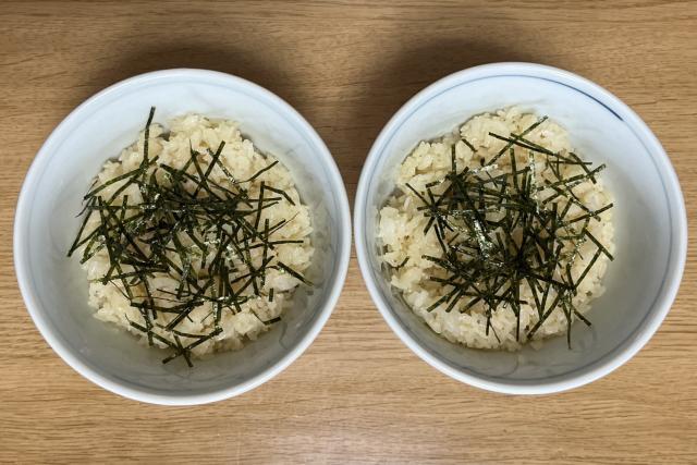 写真:どんぶりに赤シャリと刻み海苔