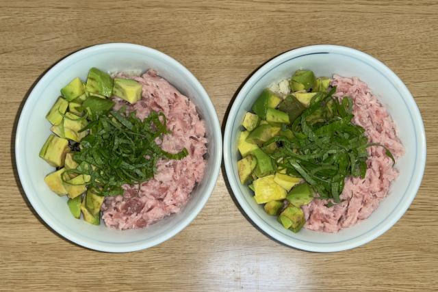写真:アボカド、鮪たたき、大葉をトッピング
