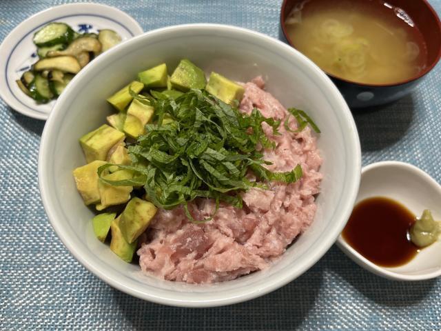 写真:赤シャリの「アボカドネギトロ丼」
