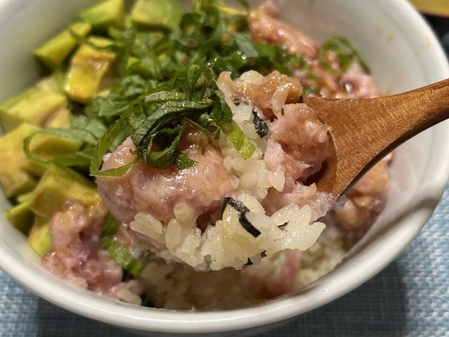 写真:赤シャリの「アボカドネギトロ丼」をひとくち