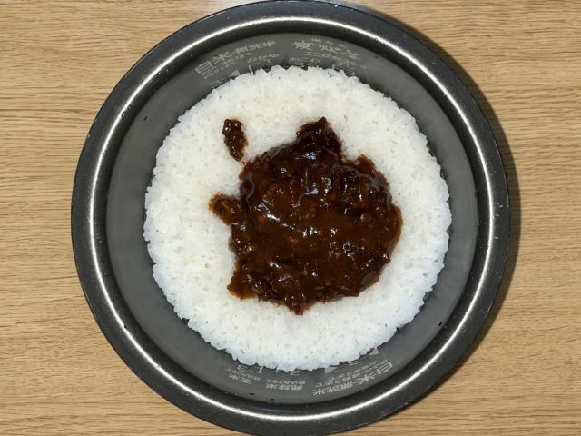 写真:「ご飯に混ぜるだけ／台湾風ちまき」をご飯に加える