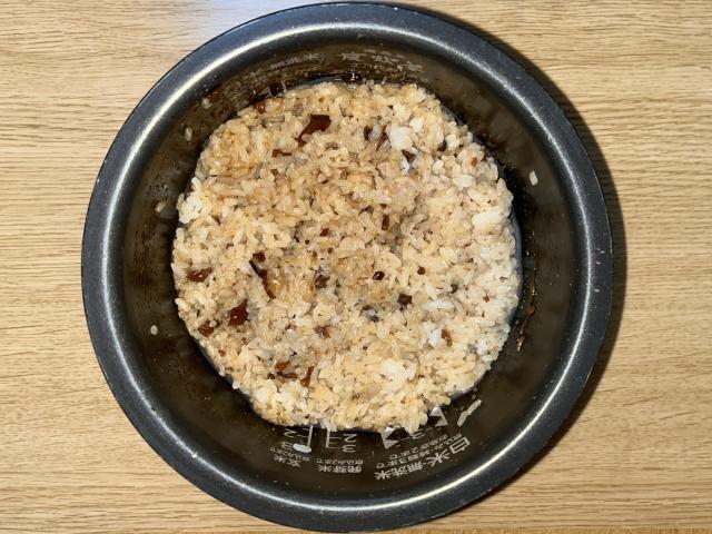 写真:「ご飯に混ぜるだけ／台湾風ちまき」をご飯に混ぜる