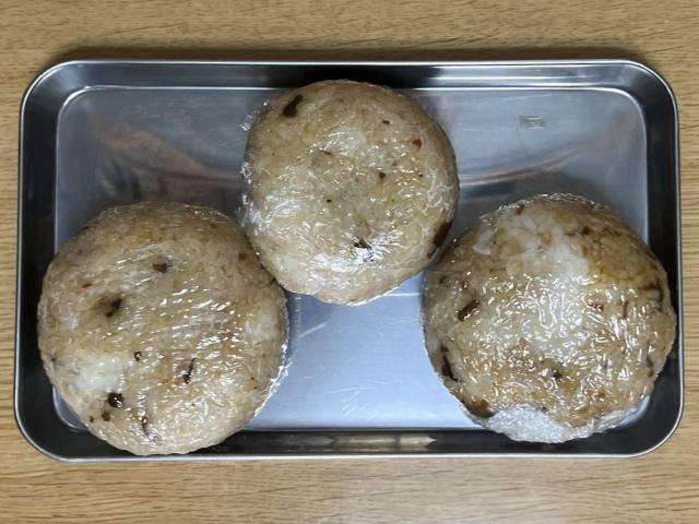 写真:「ご飯に混ぜるだけ／台湾風ちまき」をおにぎりにする