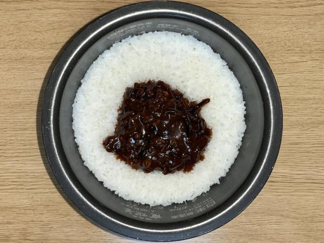 写真:「ご飯に混ぜるだけ／中華おこわ」をご飯に加える