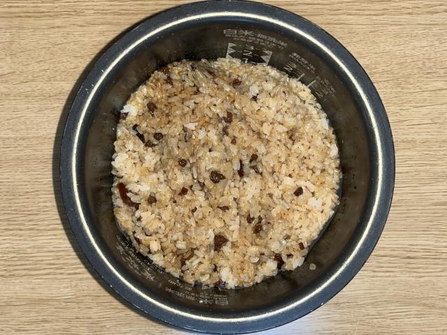 写真:「ご飯に混ぜるだけ／中華おこわ」をご飯に混ぜる