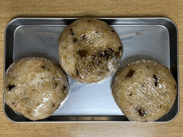 写真:「ご飯に混ぜるだけ／中華おこわ」をおにぎりにする