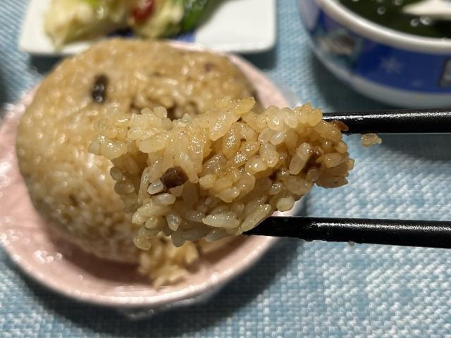 写真:「中華おこわ」をひとくち