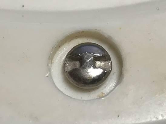 ティファール電気ケトルの底のネジの写真