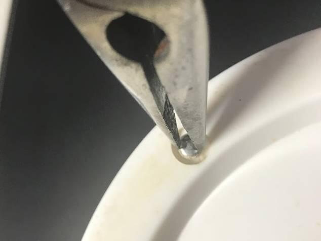 ティファール電気ケトルの底のネジとラジオペンチの写真