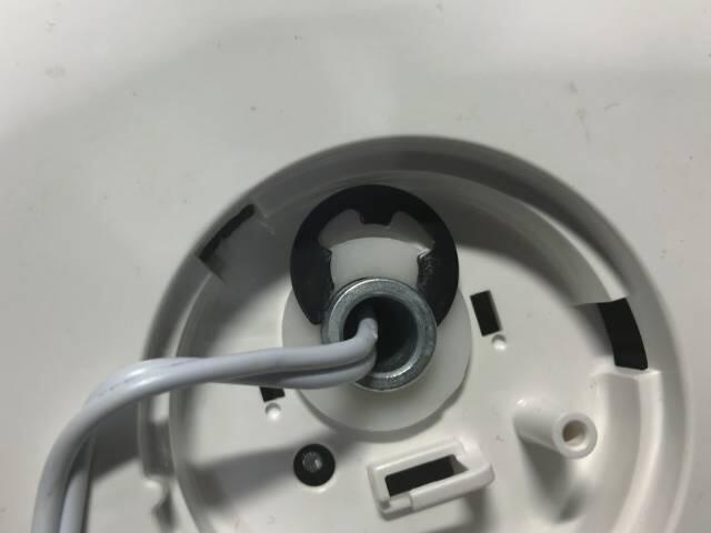 サーキュレータの底の金具を外したところ