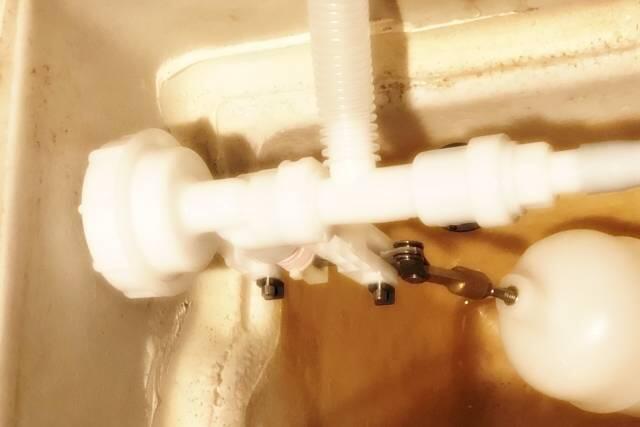 写真:新しいボールタップを取り付ける