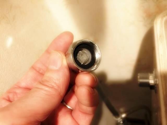 写真:袋ナット内のパッキンとフィルター