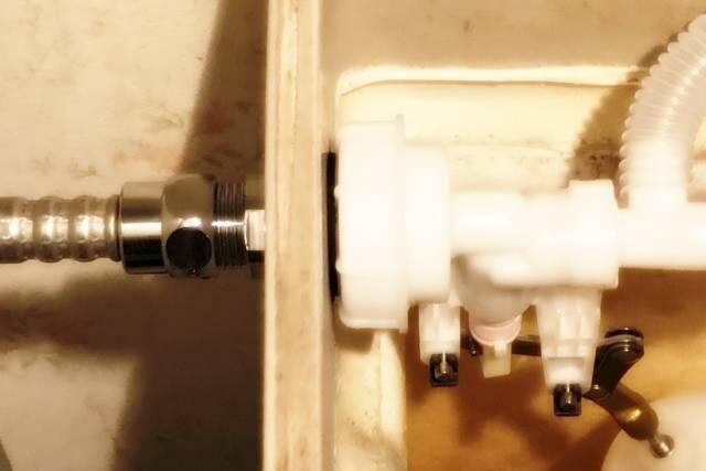 写真:袋ナットを取り付ける