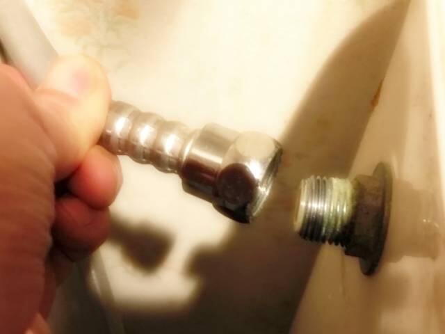 写真:袋ナットを外す