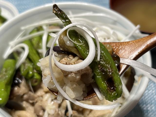 写真:「豚バラ肉となすの蒲焼き丼」をもうひとくち