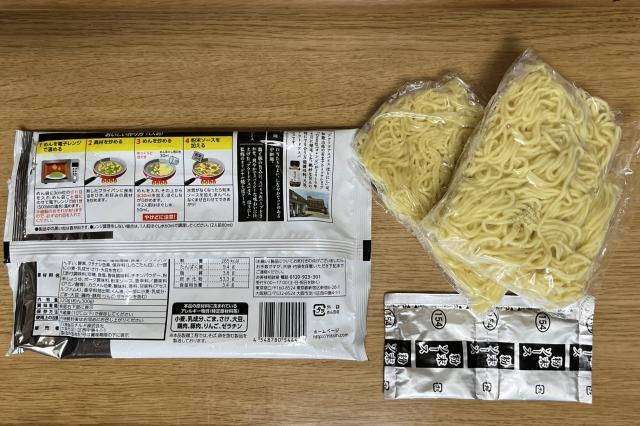 写真:「アウトドアスパイス ほりにし監修焼そば」の内容物