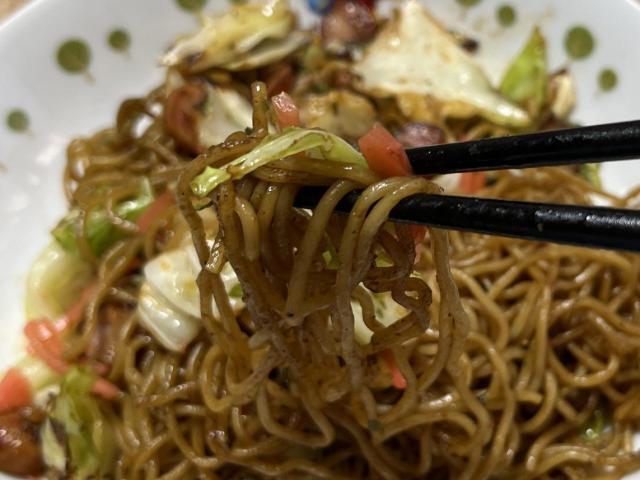 写真:「アウトドアスパイス ほりにし監修焼そば」をもうひとくち