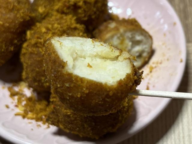 写真:「丸亀うどーなつ」やみつきカレー味断面