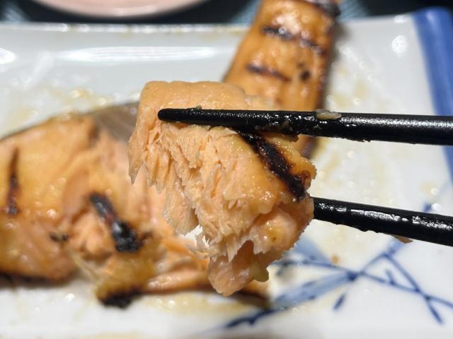 写真:「鮭の西京焼」をひとくち