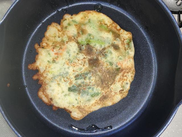 写真:「ヒラヤーチー」を焼く