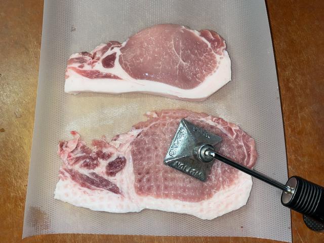 写真:豚肉を叩く
