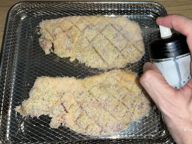 写真:豚肉をメッシュバスケットに