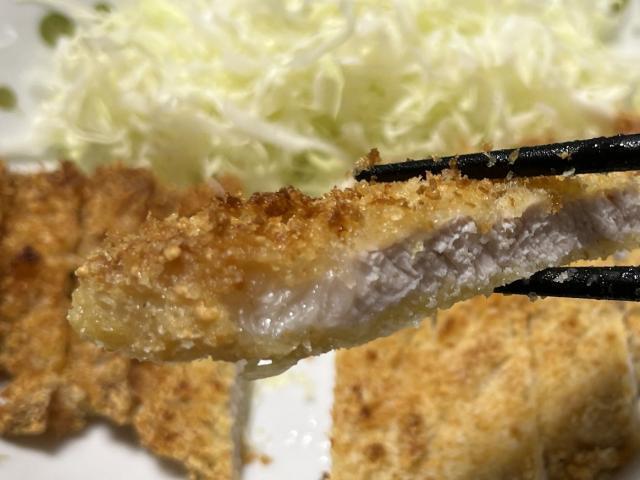 写真:「ミラノ風カツレツ」をひとくち