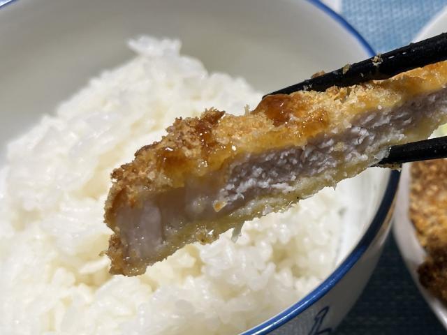 写真:「ミラノ風カツレツ」をもうひとくち