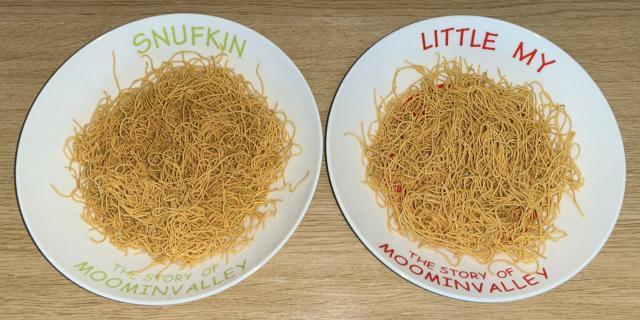 写真:皿に麺を盛る