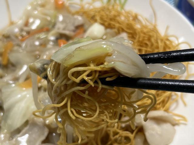 写真:「長崎皿うどん」をひとくち