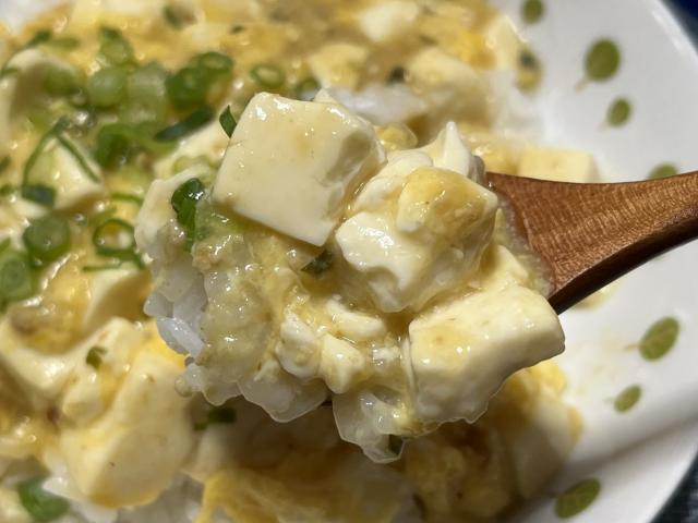 写真:「ふんわりたまご麻婆豆腐丼」をひとくち