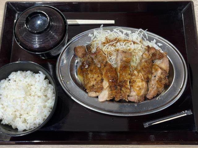 写真:「炙り鶏の山賊焼き定食」