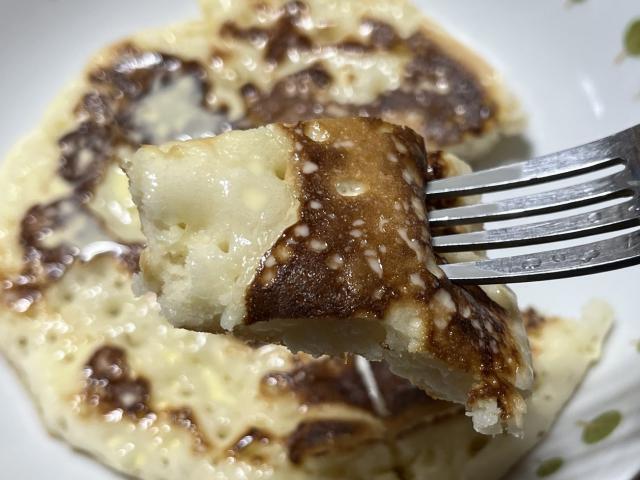 写真:「クランペット風パンケーキ」をひとくち