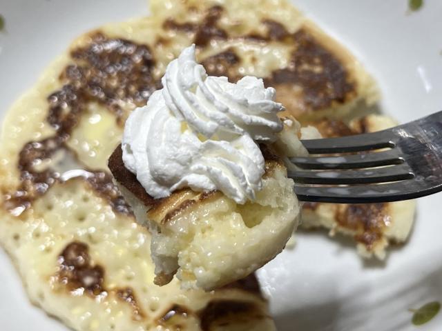 写真:「クランペット風パンケーキ」をもうひとくち