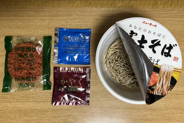 写真:「名代富士そば紅生姜天そば」を作る