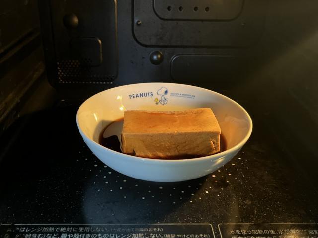 写真:漬けた豆腐を電子レンジで温める