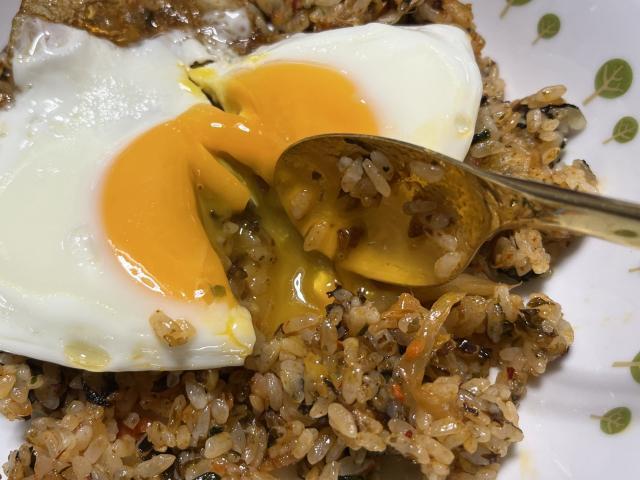 写真:「キムチポックンパ」と目玉焼き
