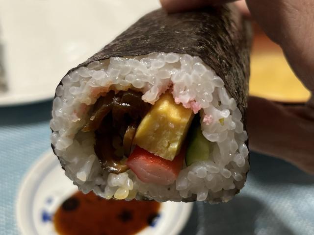 写真:「開運七福恵方巻」をひとくち