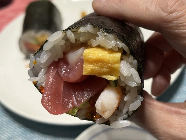 写真:「招福恵方巻」をひとくち
