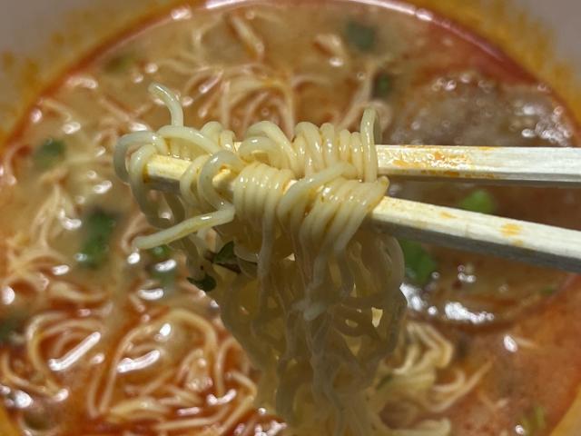 写真:「激辛豚骨ラーメン」をひとくち