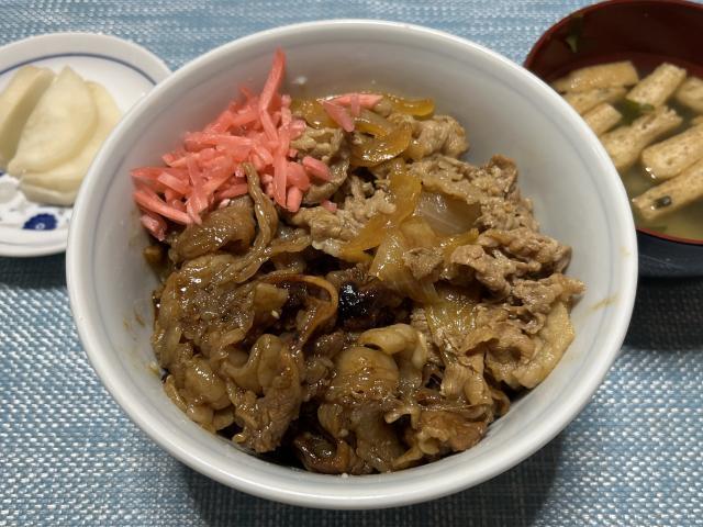 写真:「牛カルビ焼肉丼」と「牛丼」の合い盛り